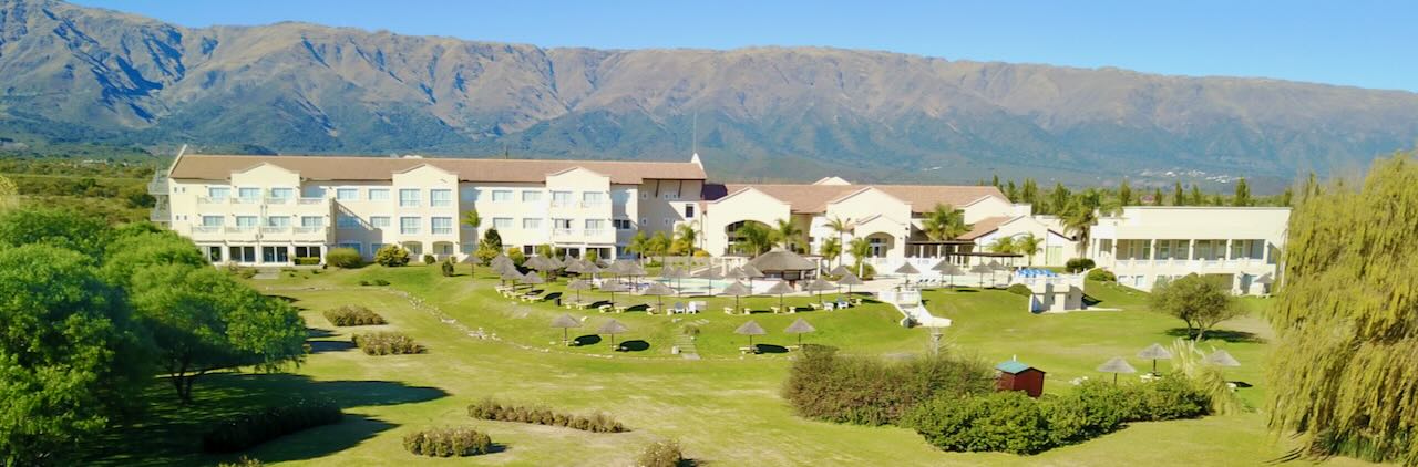 Vista panorámica del hotel con montañas